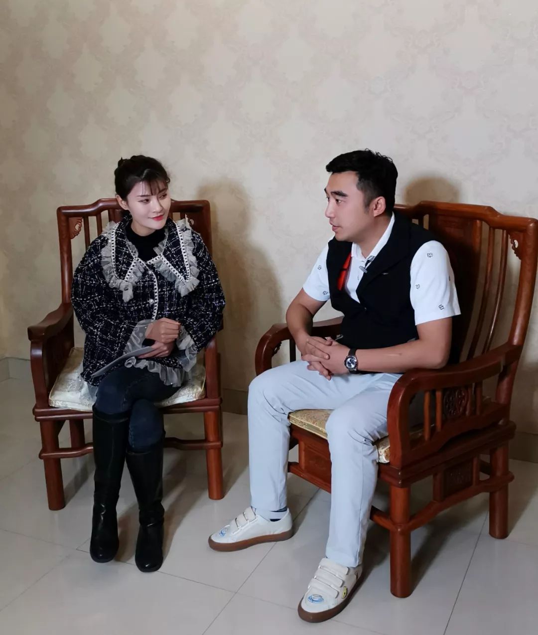 湖南卫视国际频道翡翠中国栏目组到访平洲玉器街