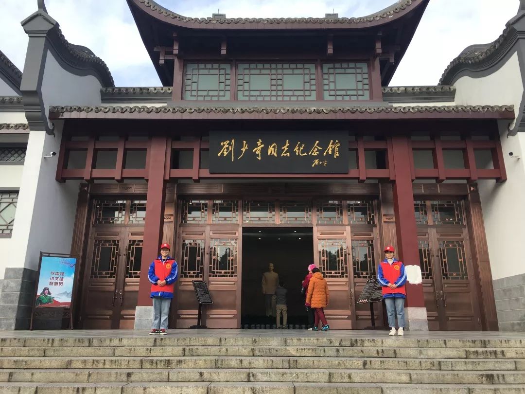 四城同创五星添彩1宁乡四中花明楼前倡文明