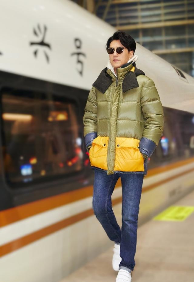 原创靳东才是行走的衣架不穿西装穿卡通183身高太优越