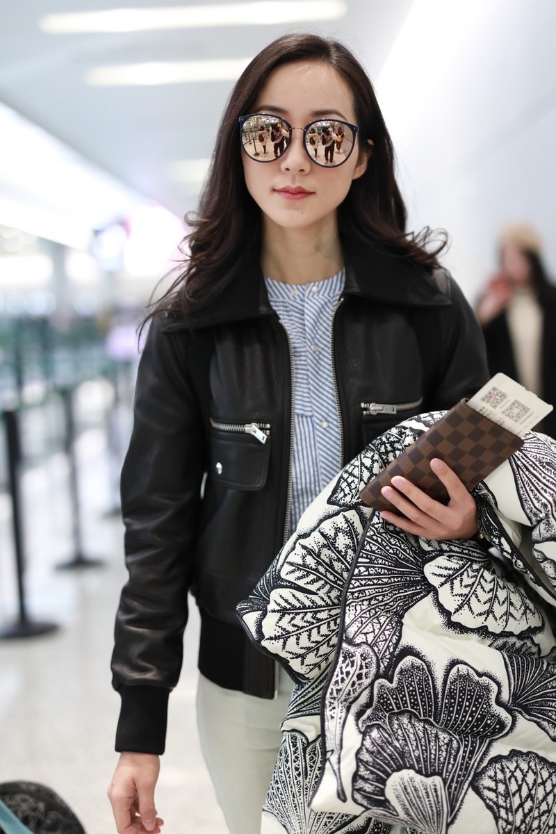 37岁韩雪太优雅,花朵羽绒服时髦优雅,皮衣配白裤职业气息十足