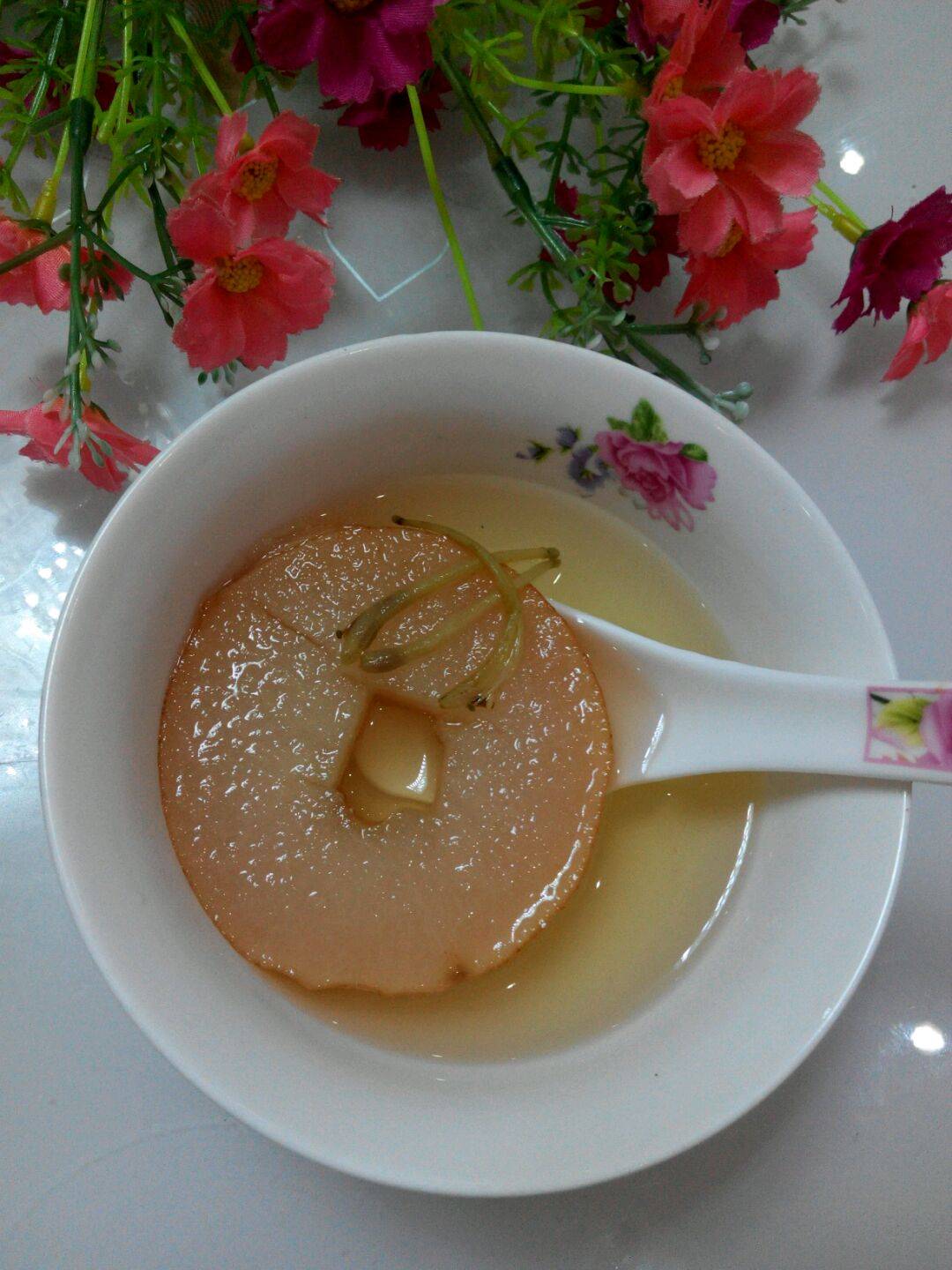 蜜梨鸳鸯藤材料:梨1个,金银花3g,蜂蜜,冰糖适量做法步骤:①梨.