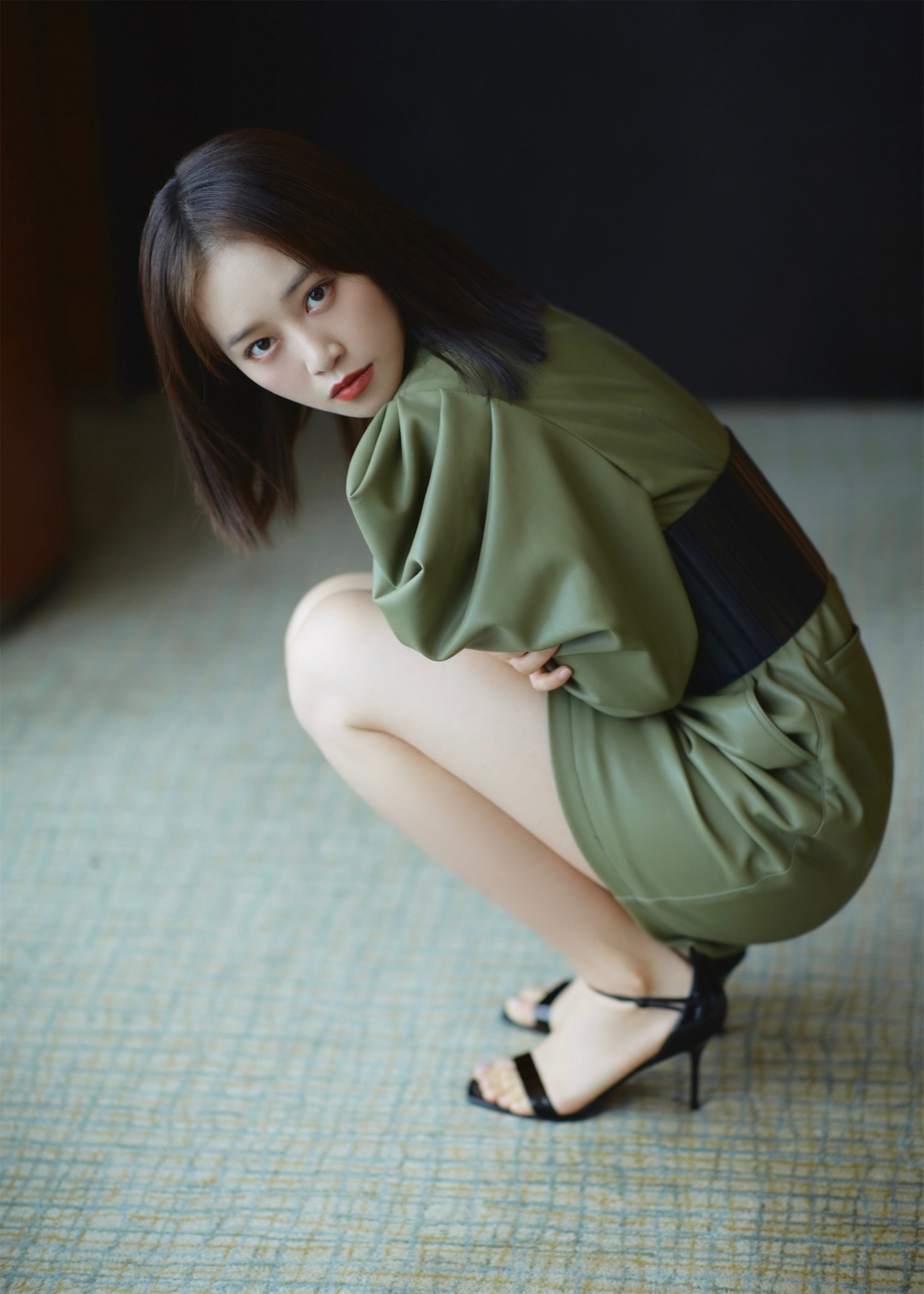 蓝盈莹身着绿色连衣裙,搭配宽腰带亮眼吸睛