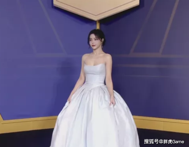 看看今年的苏恩抹胸装,气质完胜当年_盛典