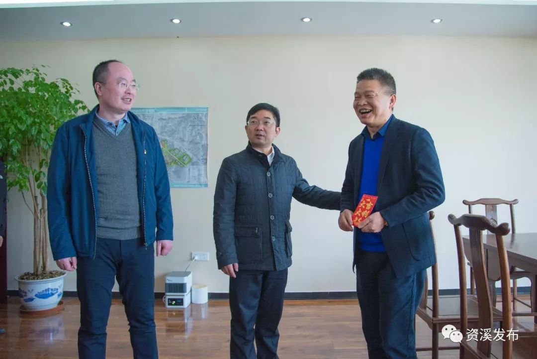 黄智迅走访慰问特困职工和困难老党员