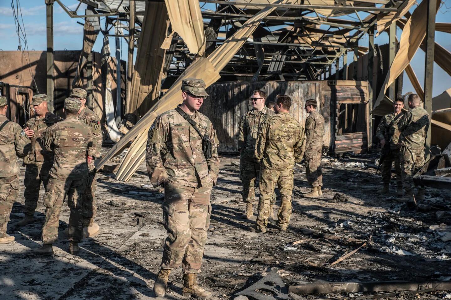 美军士兵来到阿萨德基地遭袭地点,满地都是残骸