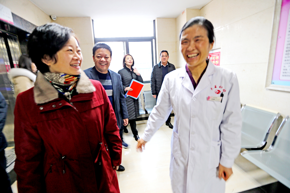 严冬一行送温暖——县委书记刘莉慰问大荔县妇幼保健院"拔尖人才"
