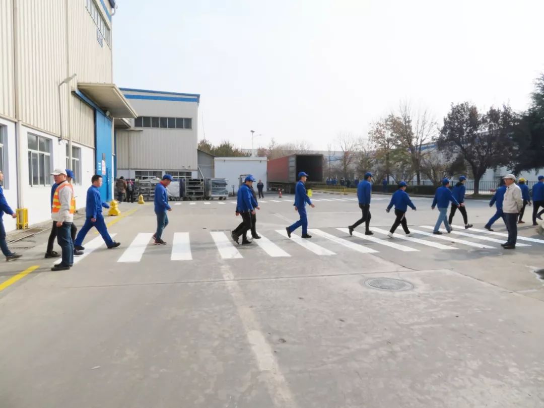 文明就餐,工厂重新规划厂房周围路面斑马线,与后勤处联合张贴