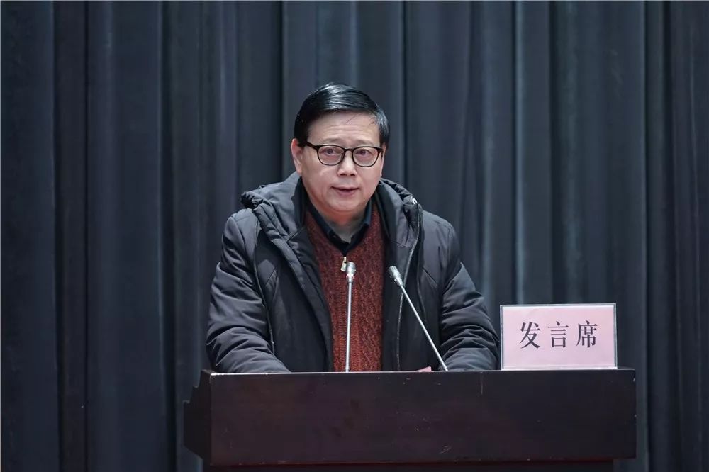 捐赠仪式上,受赠单位代表青浦高级中学校长兼党总支书记陆康其和捐赠