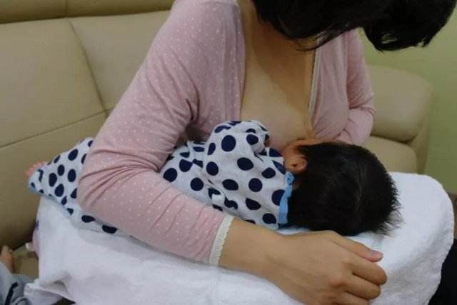 宝宝吃母乳照片正常图片