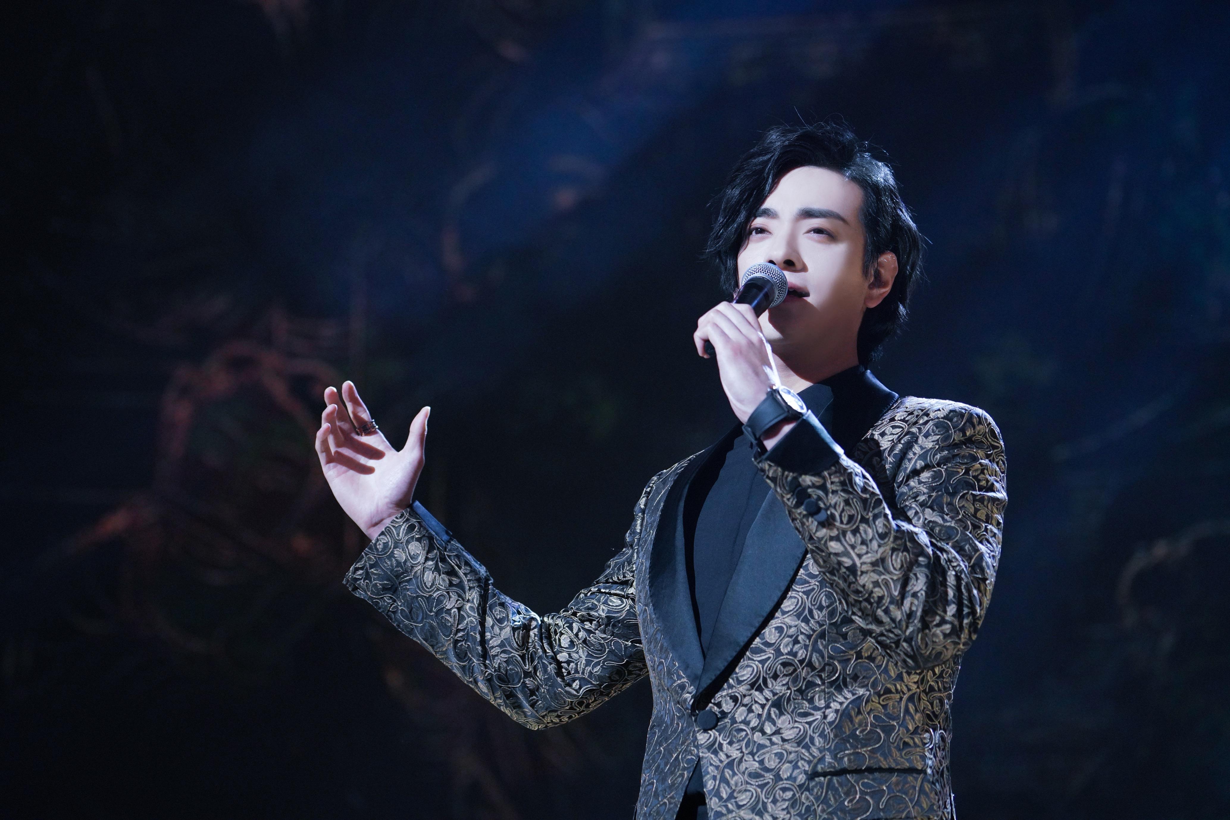 郑云龙春晚后台专访: 平时不去ktv 最开心有越来越多的观众看音乐剧