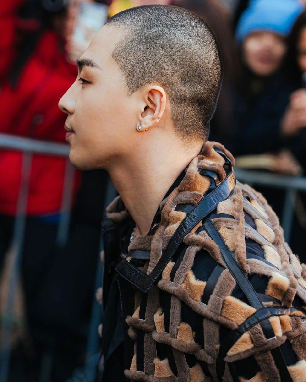 bigbang成员太阳一身霸气造型时装周现身时装周丨利落短发魅力值爆表