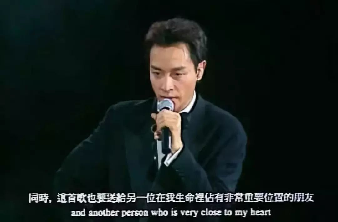 张国荣成了香港地区第一位公开性取向的艺人.