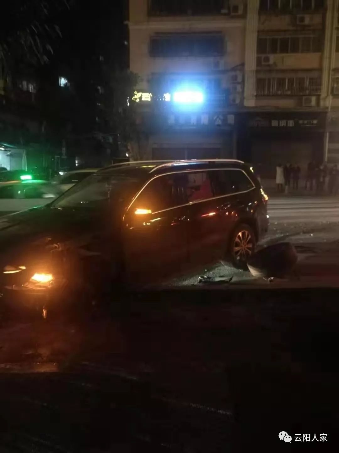 云阳小车行驶中撞上了大奔驰导致变形估计想哭的心都有了