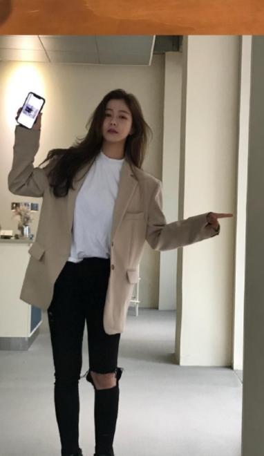 33岁景收真日常私服,风衣 打底衫气质十足,苗条身材让人羡慕