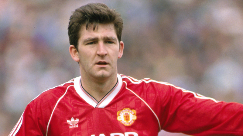 曼联为乌龙事件道歉,悲情球员26岁退役后,国家队从此无缘世界杯