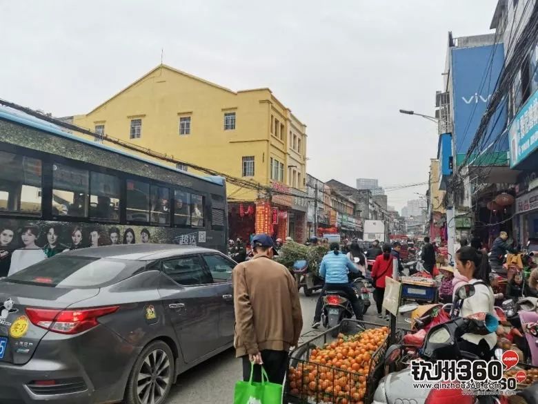 钦州街头年味渐浓春联一条街火热开市老街都挤爆了