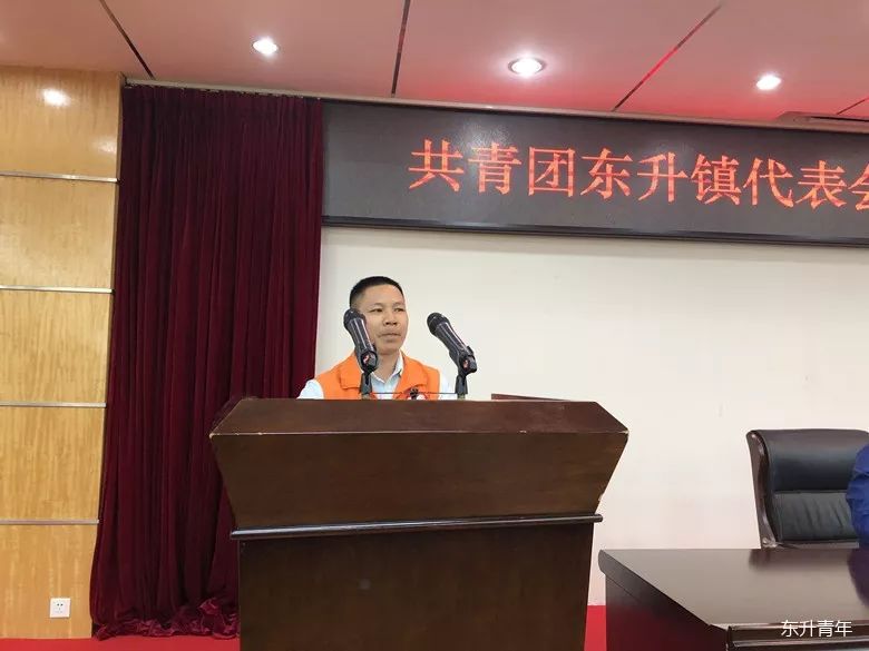 获得市表彰的优秀青年志愿者代表许有良,杨小云,覃勇光以及镇青年社区