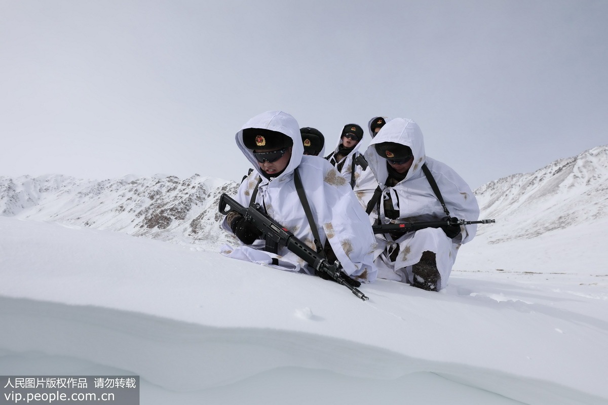 新疆边防官兵踏雪巡逻_鲁克