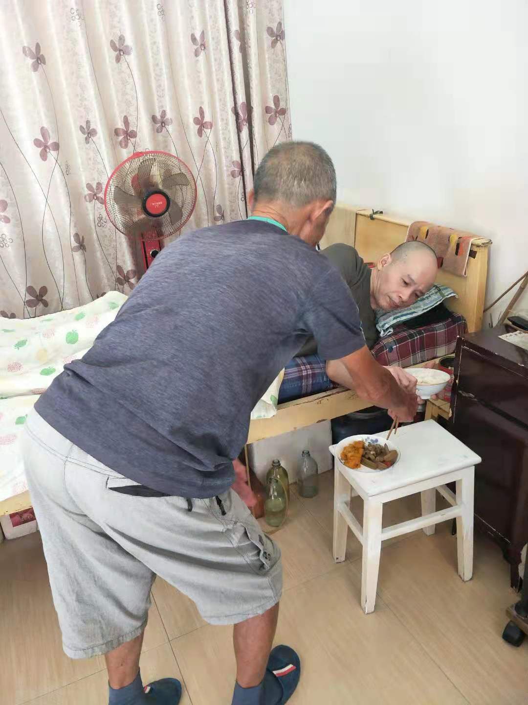 最美家庭 | 照顾瘫痪儿子三十载,身体力行诠释父爱如山