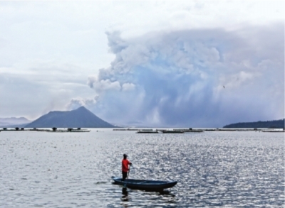 距离菲律宾首都马尼拉以南大约60公里的塔阿尔火山12日喷出大量火山灰