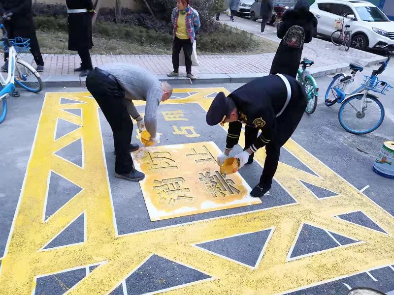 大队监督执法人员深入辖区各住宅小区,查看各小区消防车通道情况,指导