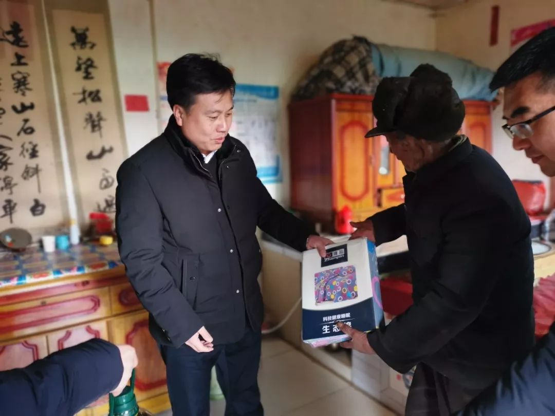 慰问中,帮扶干部分组先后到困难群众王凤培,王居贵