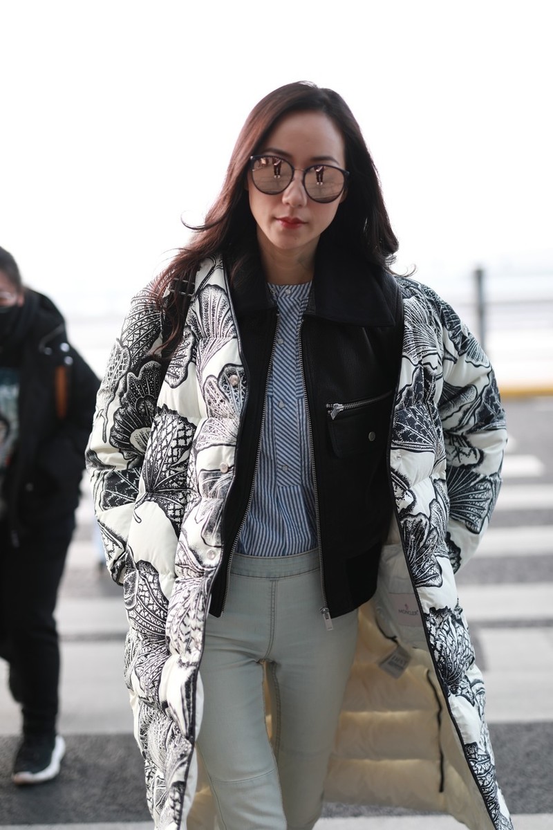 37岁韩雪太优雅,花朵羽绒服时髦优雅,皮衣配白裤职业气息十足