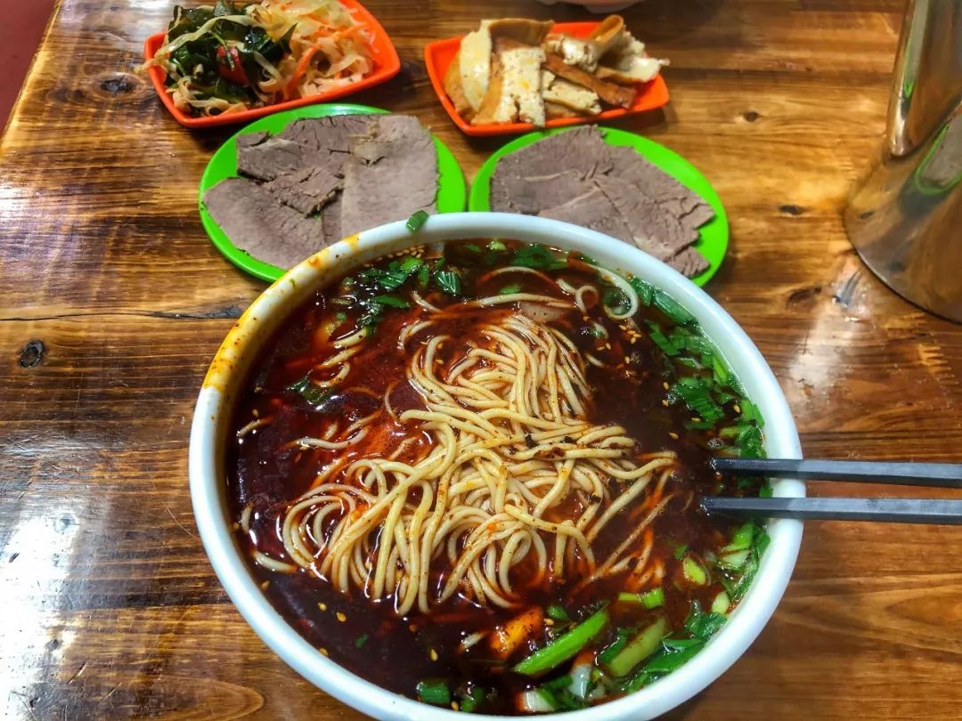 太感人了在西固我又吃到了5块钱的牛肉面肉也5块