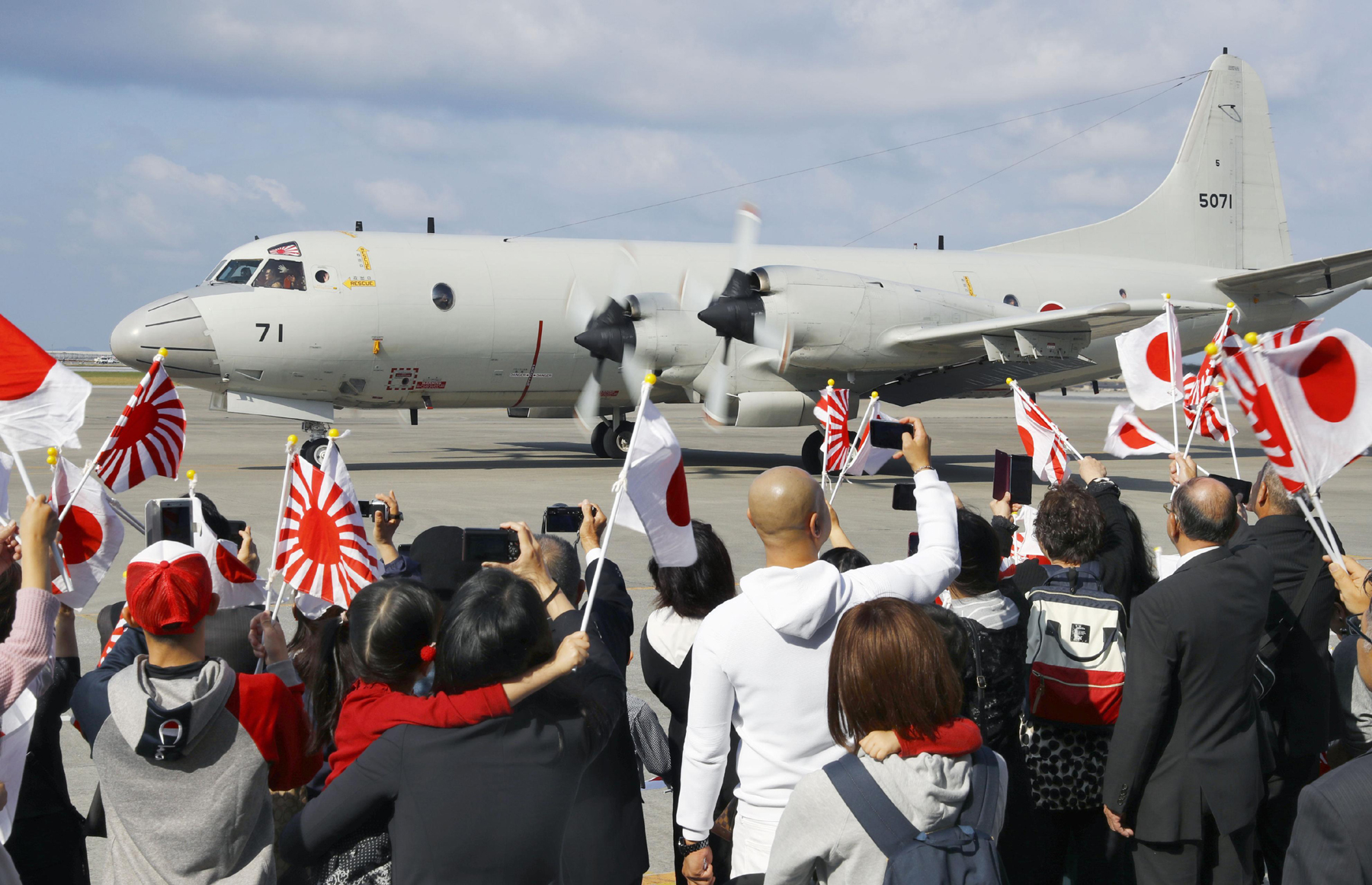 除此之外,日本海上自卫队还同时派遣了2架p-3c"猎户座"反潜巡逻机前往