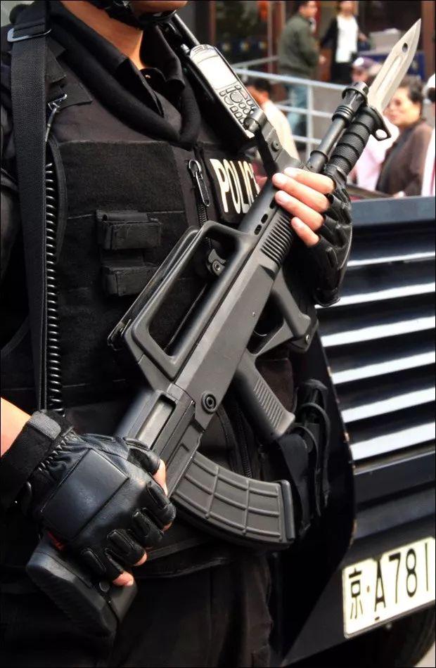 中国95刺刀为什么要开血槽?怕捅进人体拔不出?这猜测太幼稚