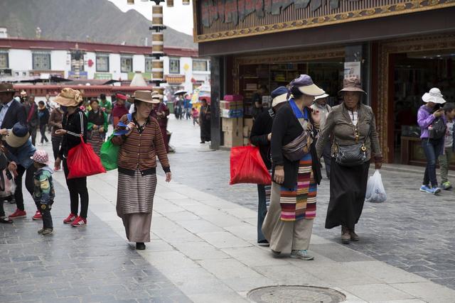 为什么藏族人们都喜欢把饰品挂满全身，你知道吗？_西藏
