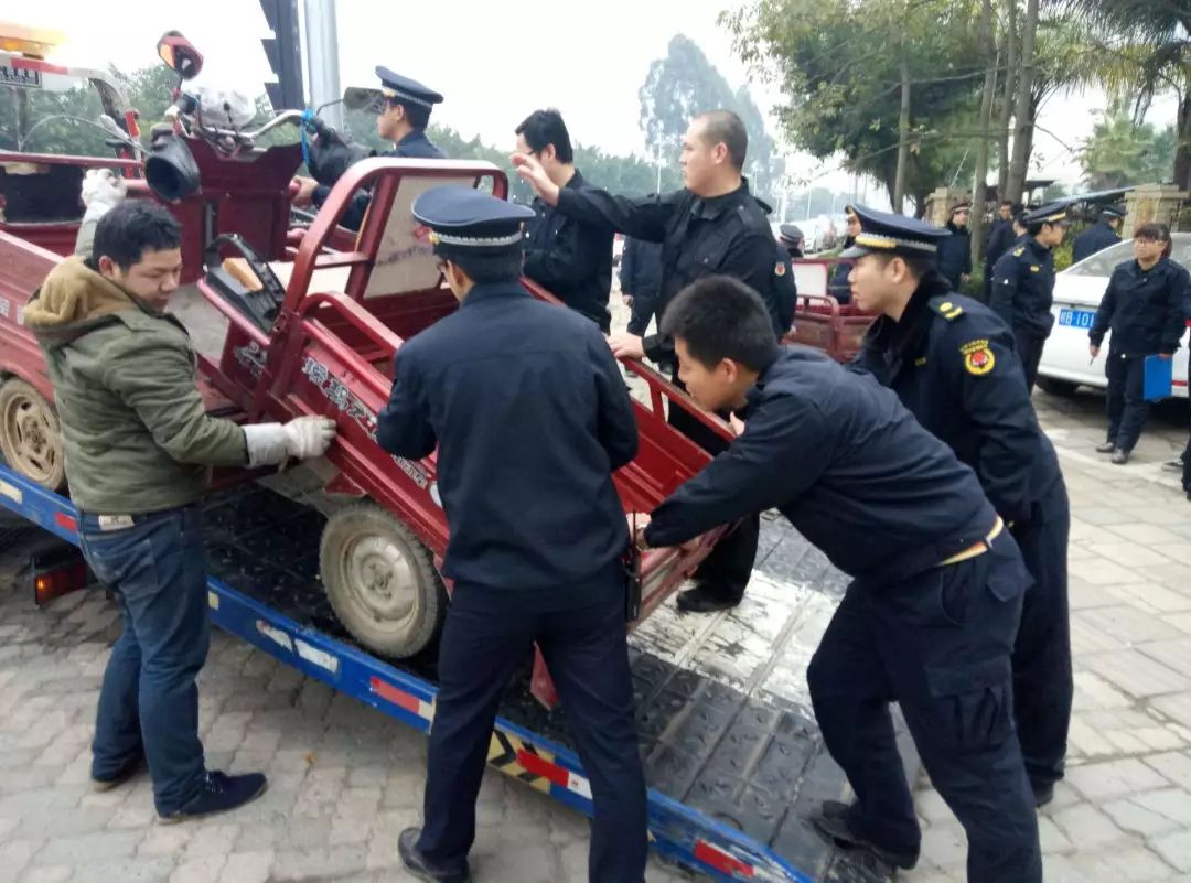 狂妄苏州一摊贩乱摆摊占道扰民居然还敢开车撞城管