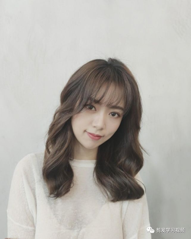 2020年人气烫发发型很多人在烫