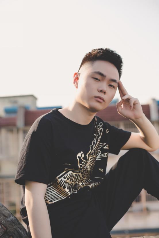 韩信代言人虎牙主播寂然志向如手中长枪影响着整个游戏世界