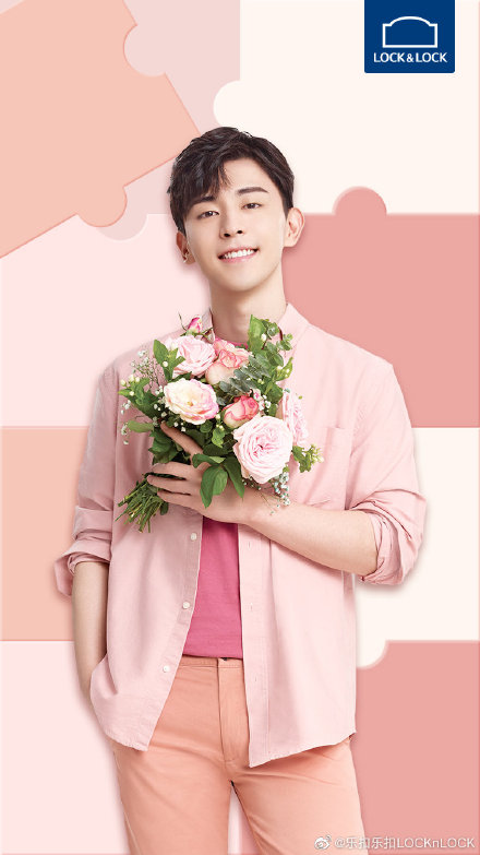 邓伦品牌新图公开 粉衣伦伦手捧鲜花英俊十足_粉色