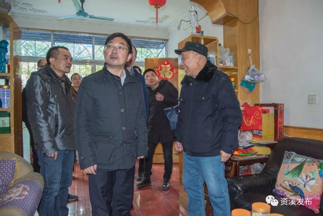 黄智迅走访慰问特困职工和困难老党员