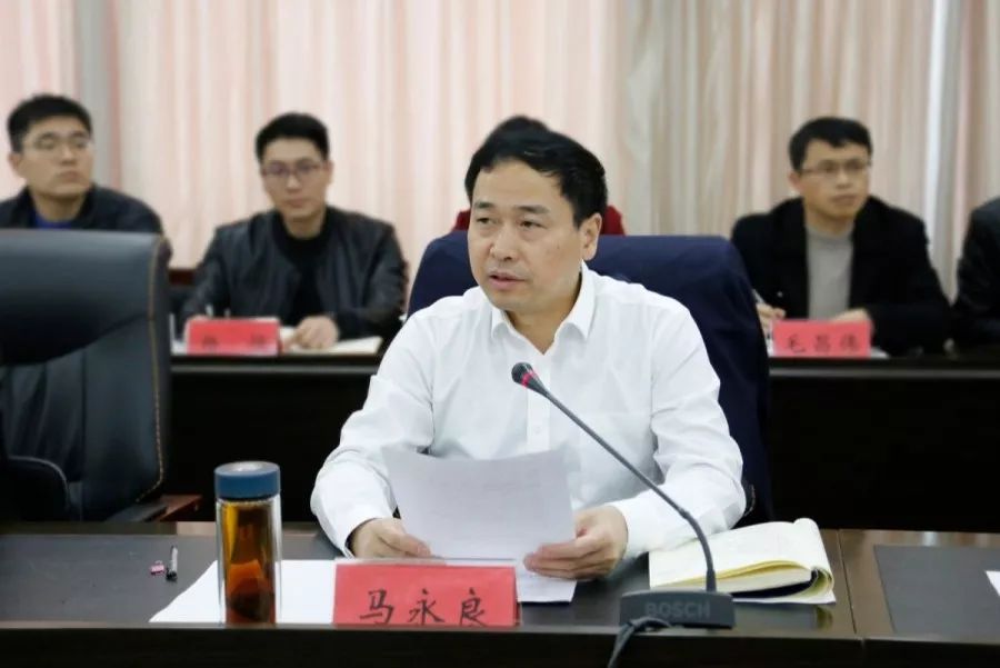 市委组织部常务副部长滕荣权主持会