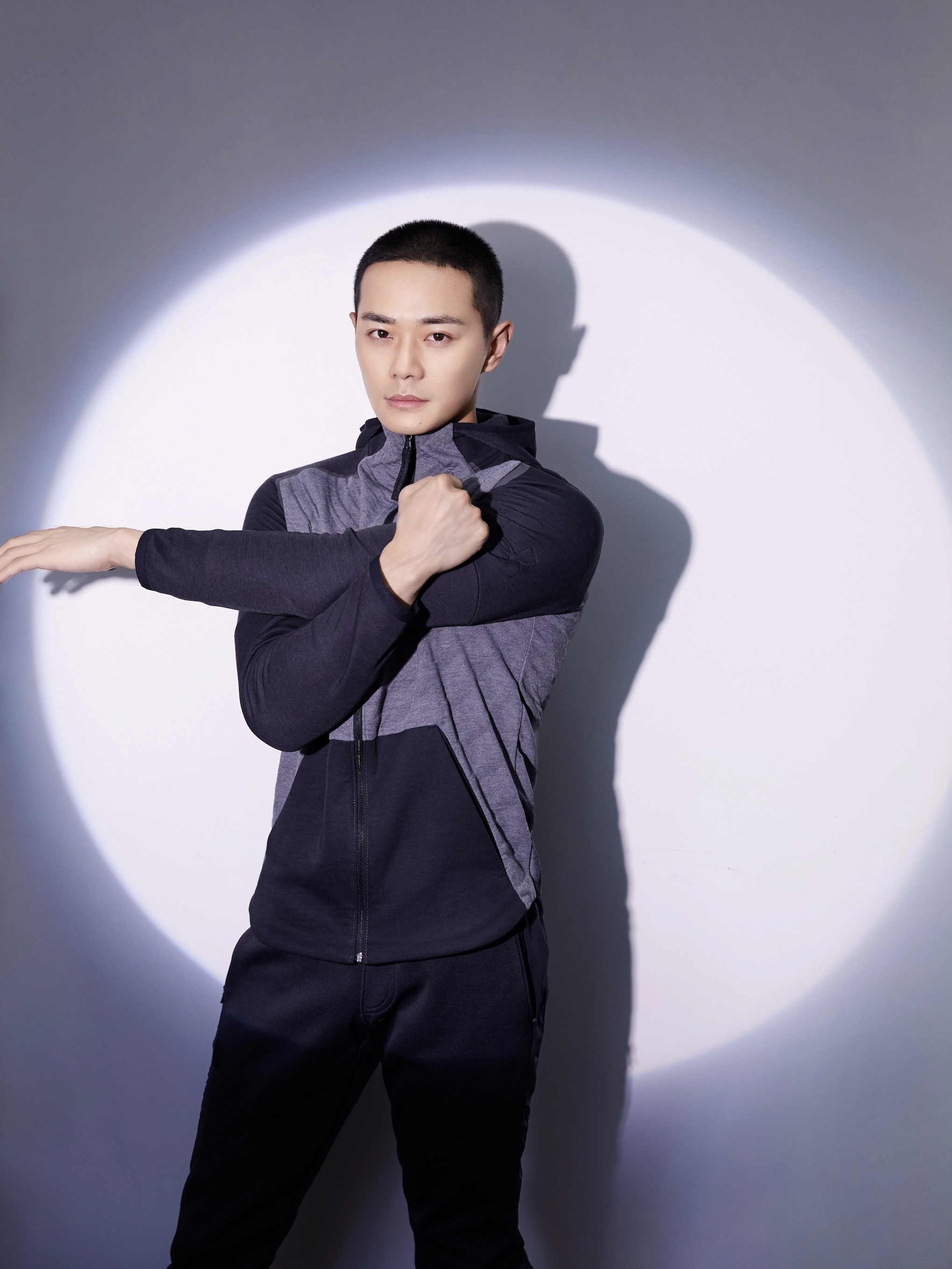 原创曹骏新年第一播人气旺荣获冰雪活力传播官为冬奥送祝福