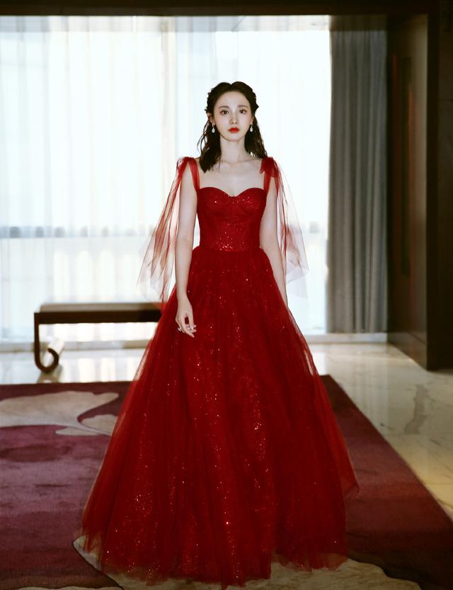 前段时间彭小苒同样因为一身红衣上了热搜,身穿红色礼服裙的彭小苒梳