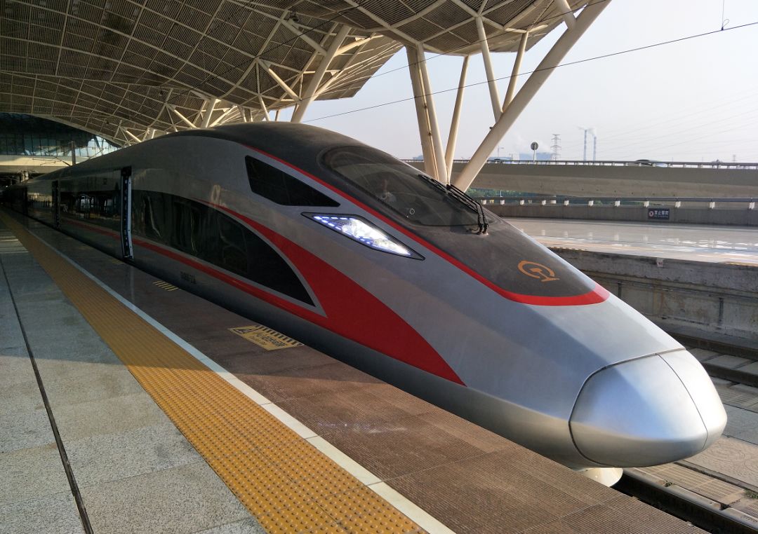刚刚过去的2019年最高运营时速350公里每小时被亲切地称呼为" 红飞龙