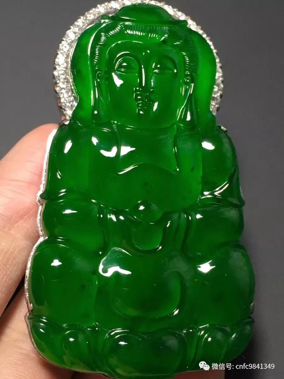 翡翠欣赏丨冰种正阳绿佛公吊坠:六位数