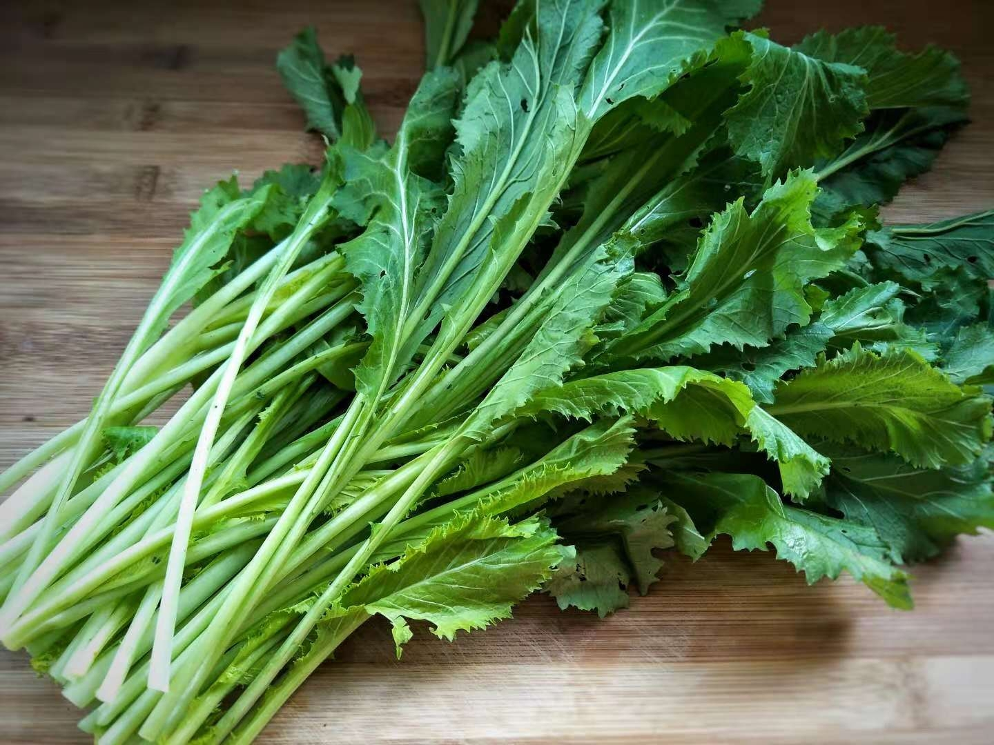 食材:雪里蕻1把,干辣椒适量,蒜粒适量,盐半勺,生抽1勺