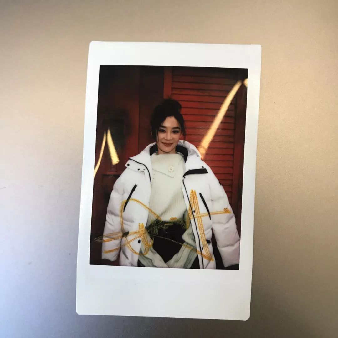 送出袁姗姗签名拍立得一张哦!