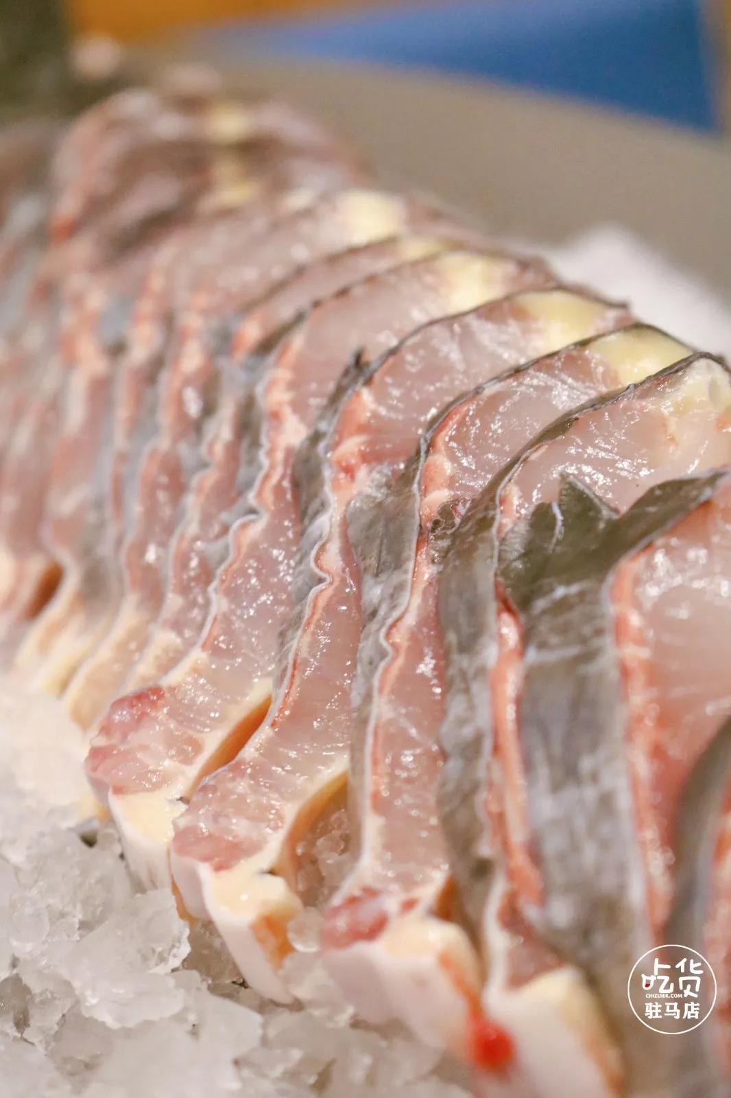 处理过的鱼肉便可直接上桌,鸭嘴鲟表皮光滑无鳞,通身一根龙骨直连鸭嘴