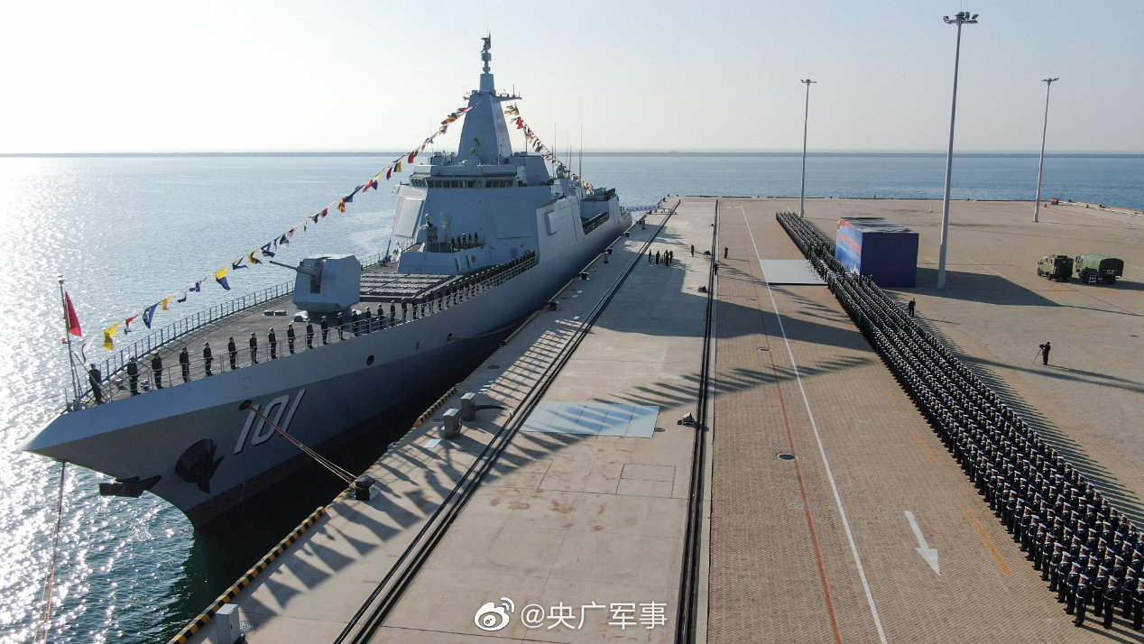 海军055型万吨级驱逐舰南昌舰在山东青岛正式入列