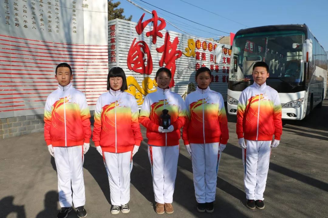 怀来县存瑞中学走进董存瑞纪念馆助力冰雪运动火炬传递