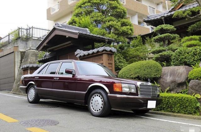 以前开大奔,现在坐雪铁龙_万梓良