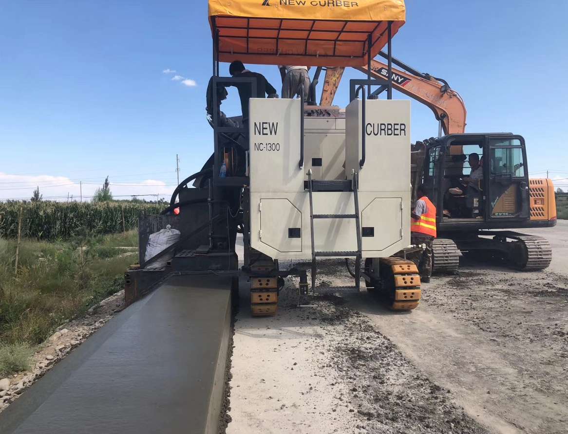 鋪硬路肩和路緣石新技術,是在滑模攤鋪水泥混凝土路面研究課題完成後