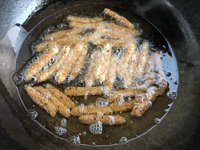 2个鸡蛋,1盘芝麻,教你做新年炸货,又香又酥又解馋,全家爱吃