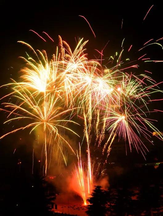 犹记场面非常壮观,那冲天炮声如巨雷,冲入云端,那烟花焰火,骤然绽放像